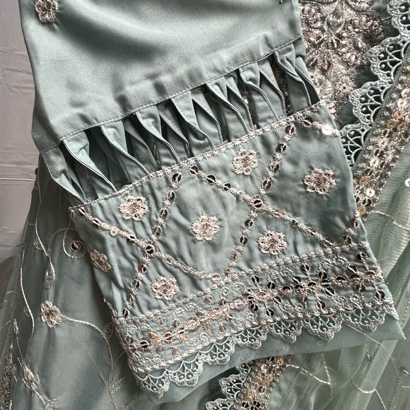 Brand New Pakistani fully embroidered Designer 3 piece suit with Net dupatta - Picture 9 of 16